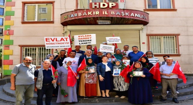  Vali Zorluoğlu'dan Diyarbakır annelerine destek